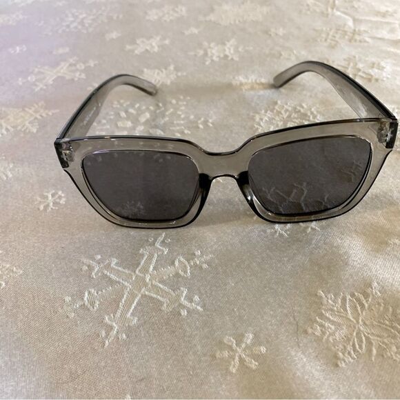 Rachel Roy Square Gray Sunglasses NWOT Gorgeous - Picture 2 of 6